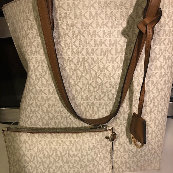 Handbags - Michael Kors tote